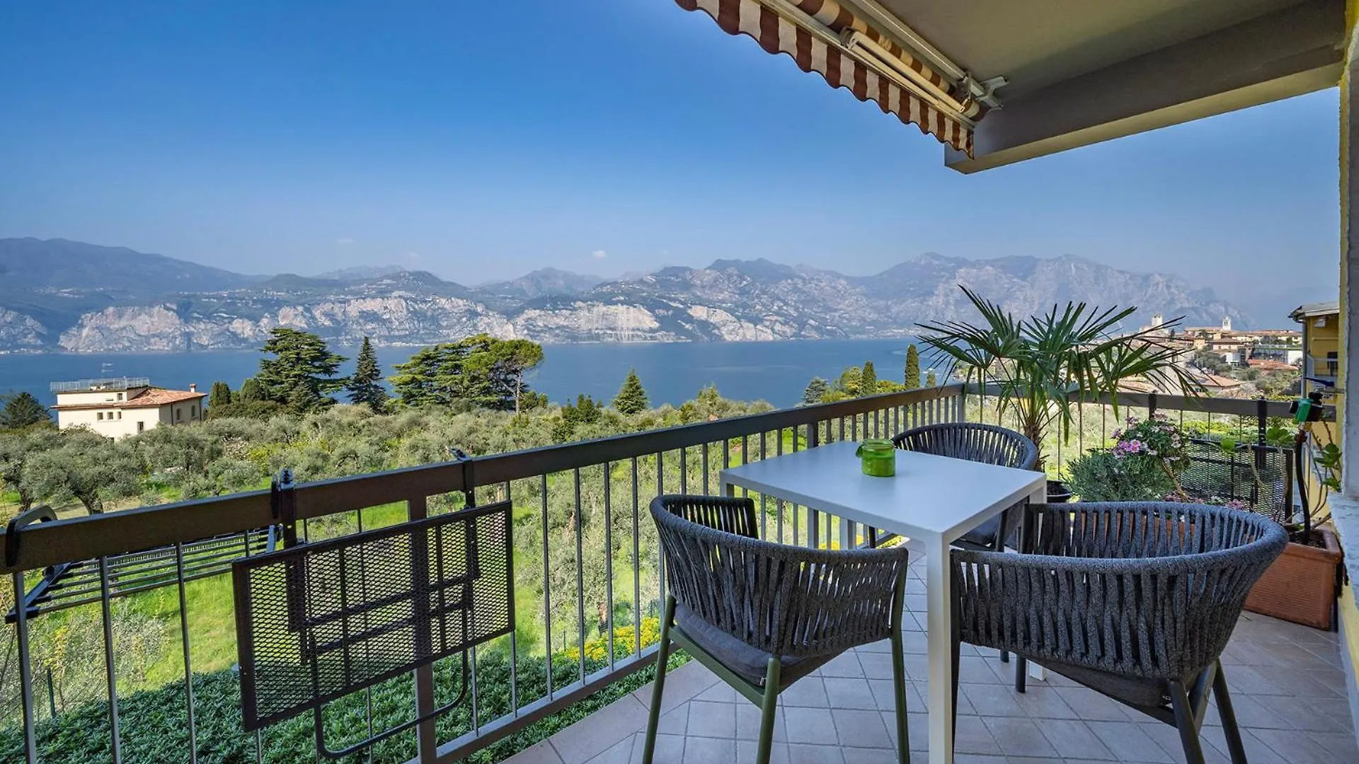 City Central Apartment - Via Panoramica 38 - Malcesine - Pool & Amazing Lakeview 0*,  Włochy